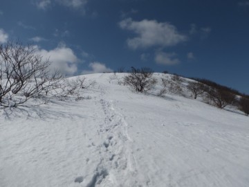 山頂への雪原